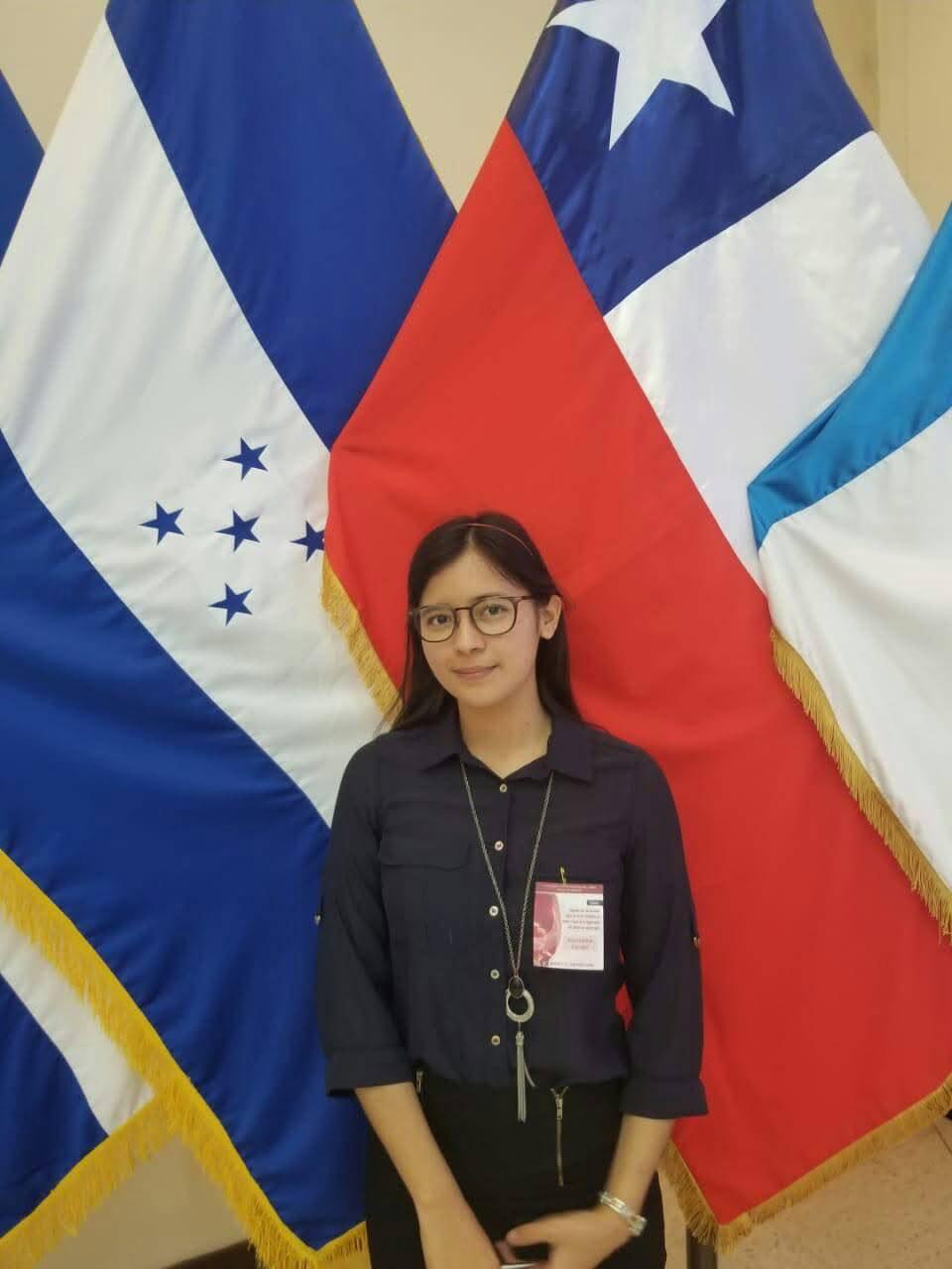 Alejandra Palomo dando una ponencia
