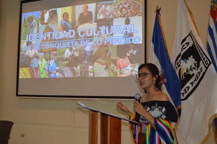 Alejandra Palomo en un espacio académico