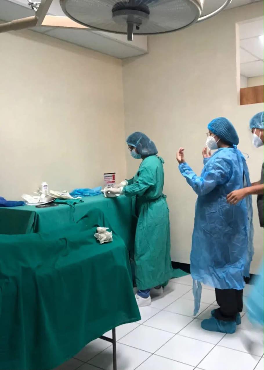 Alejandra Palomo en su práctica médica
